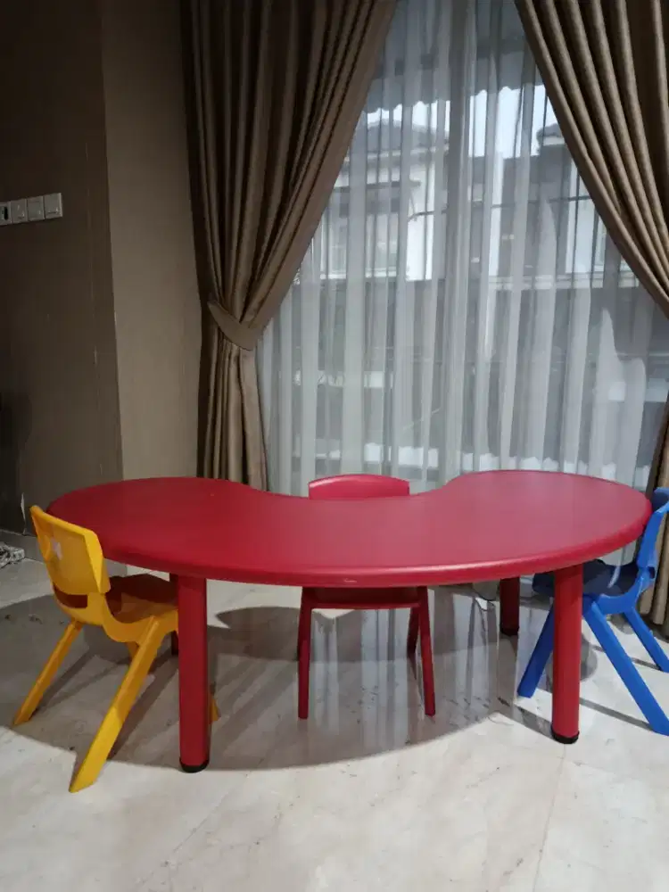 Meja belajar anak informa U bulan sabit