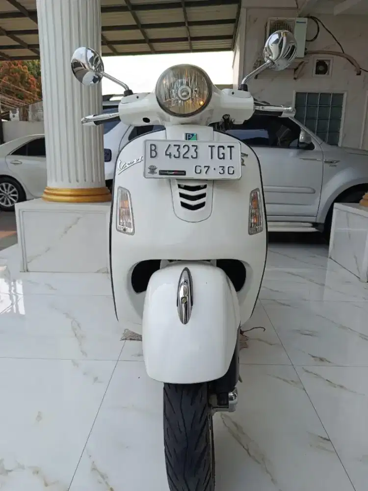 Di Jual Vespa GTS 150 putih 2014 mulus lengkap
