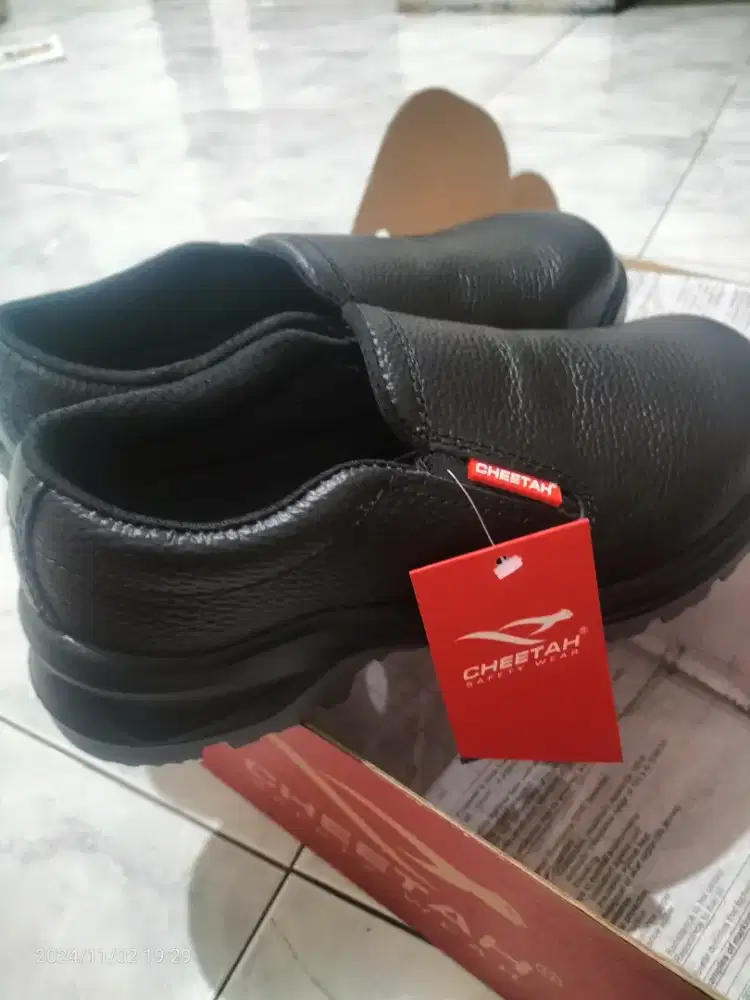 Sepatu safety merk cheetah
