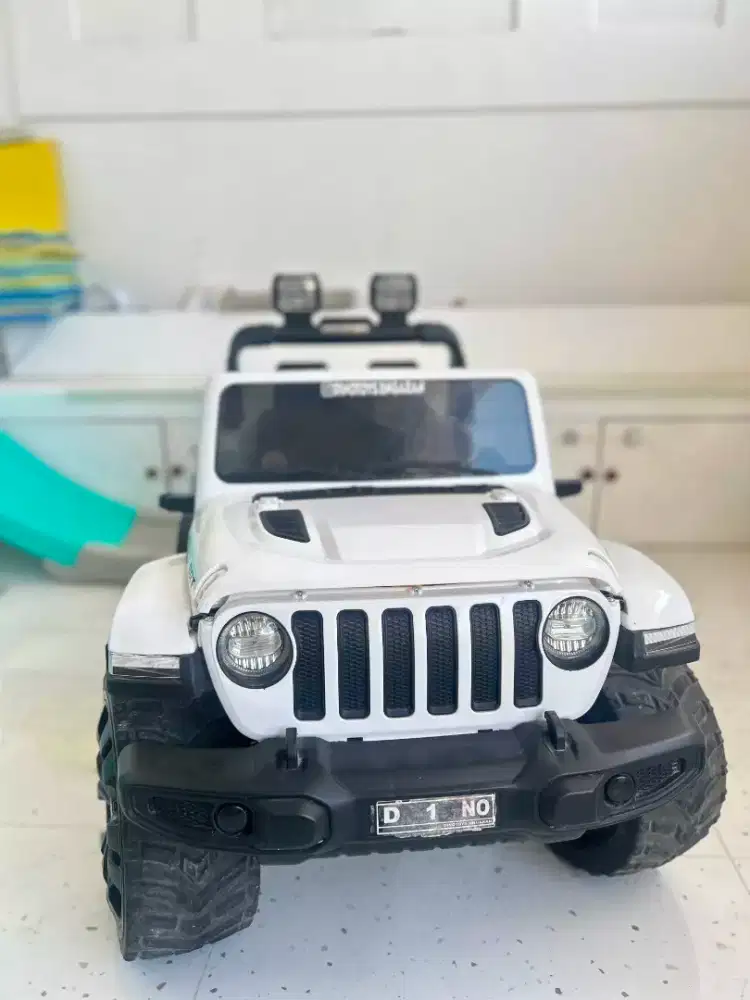 Mainan mobil remote anak