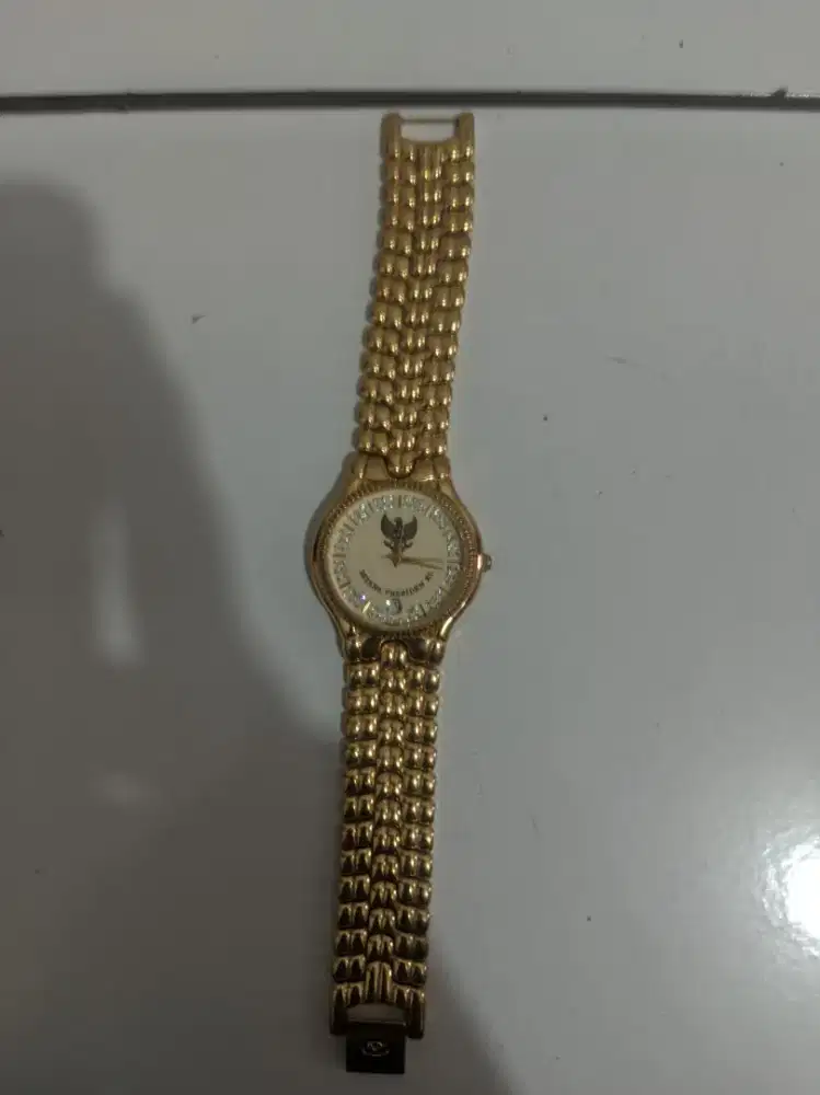 jam berlapis emas