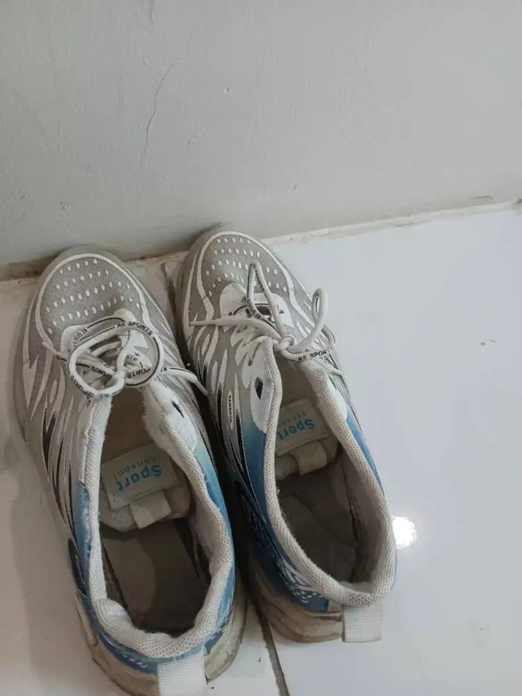 Sepatu bekas pakai cowo cewe