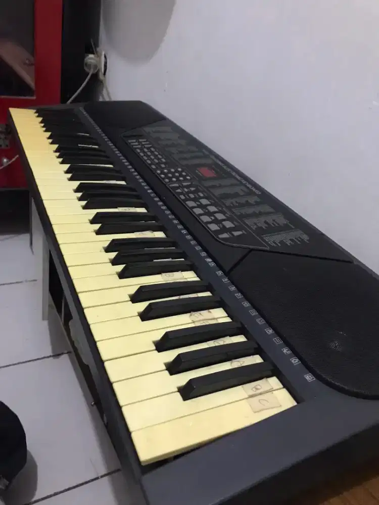 Piano keyboard bekas