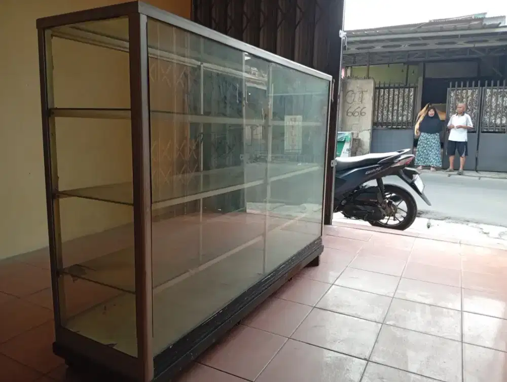 2 BUAH ETALASE BEKAS