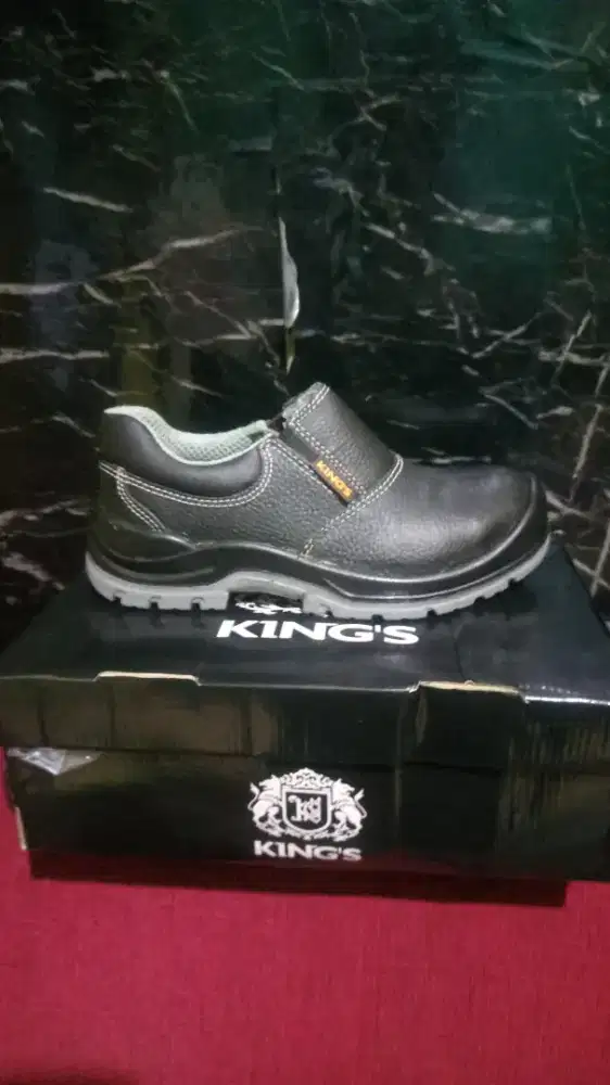 Sepatu safety anti tusuk