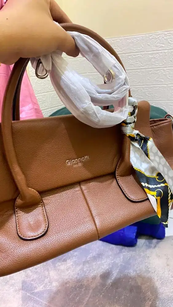 tas Giannoti ori baru ga pernah di pakai