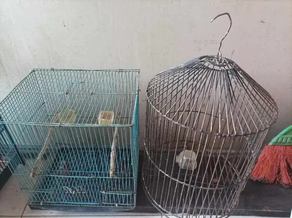 Kandang besi layak pakai.