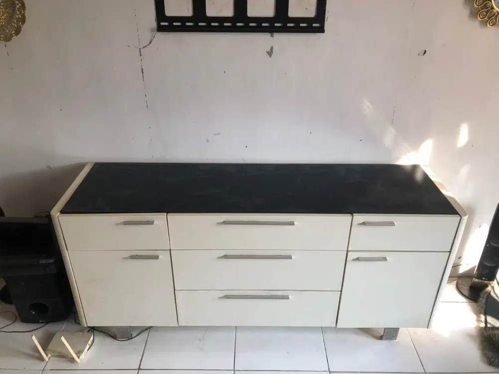 meja ruang tv warna putih