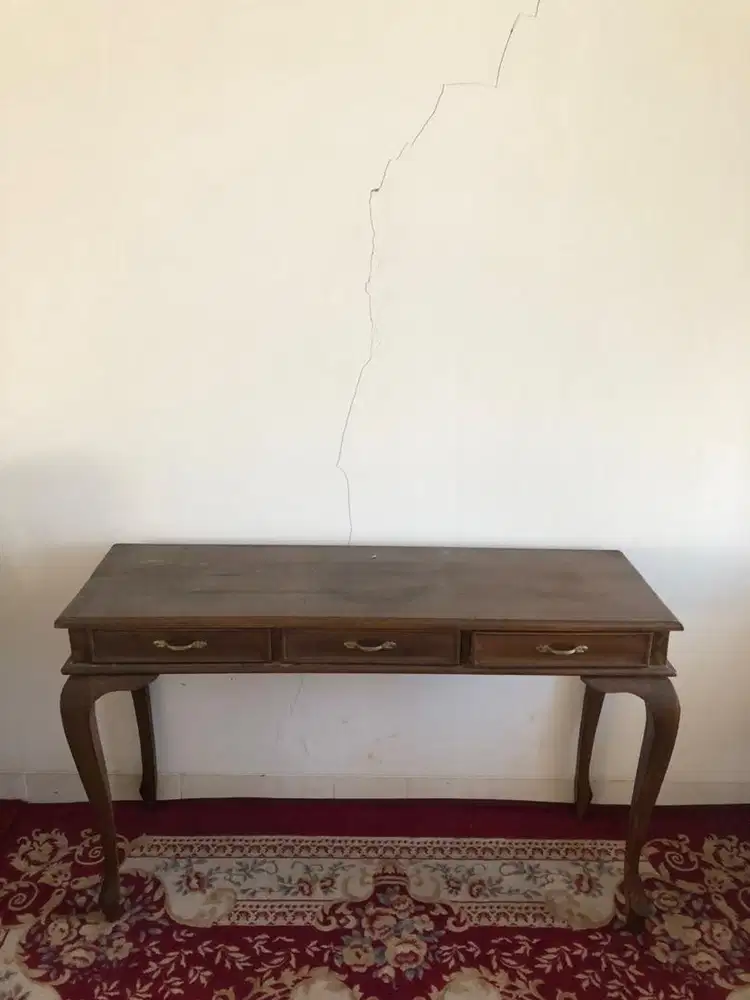 meja klasik warna coklat