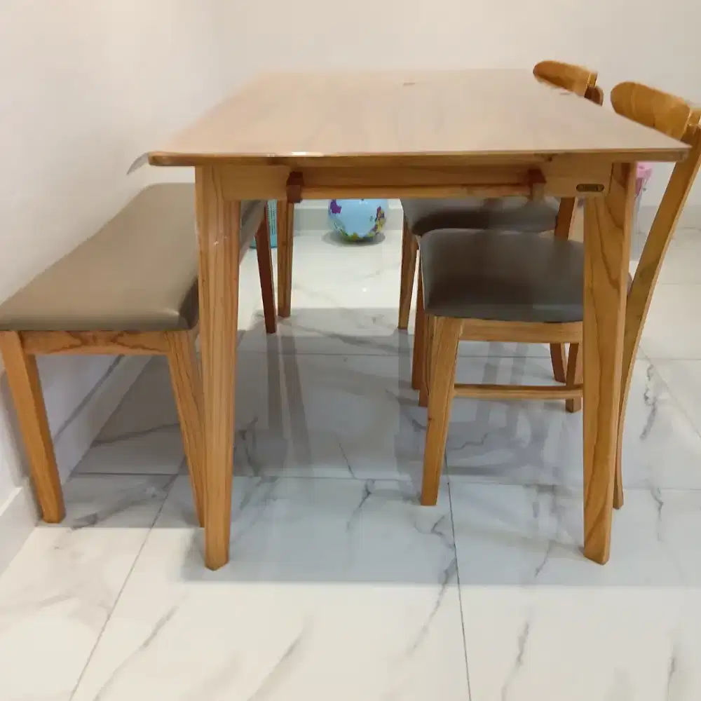 Meja makan cantik