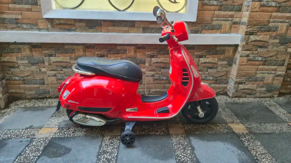 Vespa anak warna merah