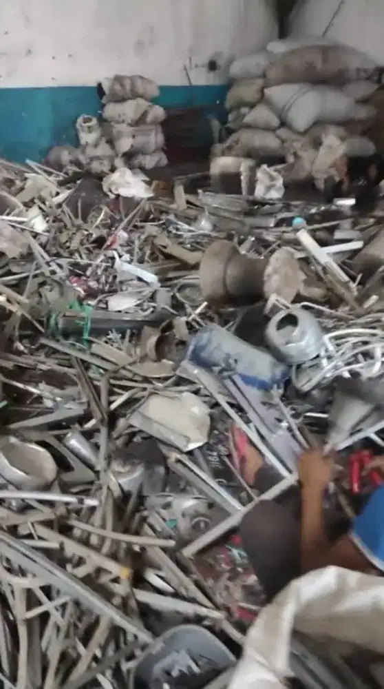 Terima beli barang bekas rongsokan besi kardus tembaga dll