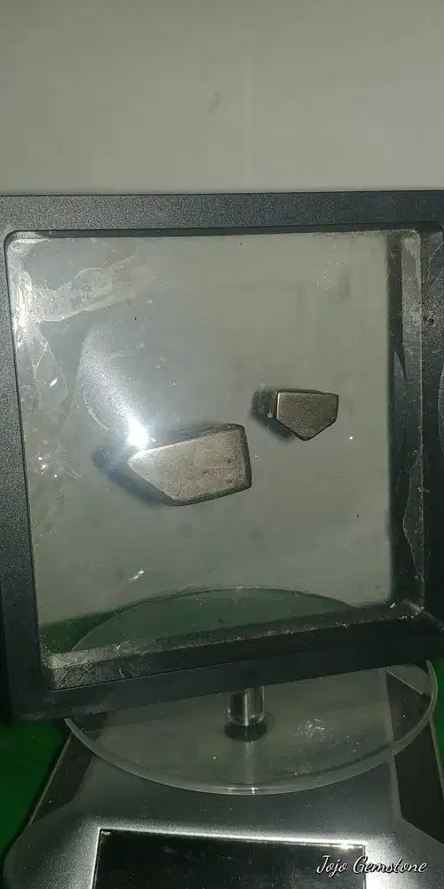 IRON METEORIT BATU PEMBUAT KERIS