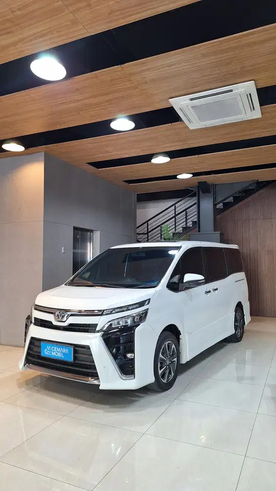 Toyota Voxy 2.0 AT 2018