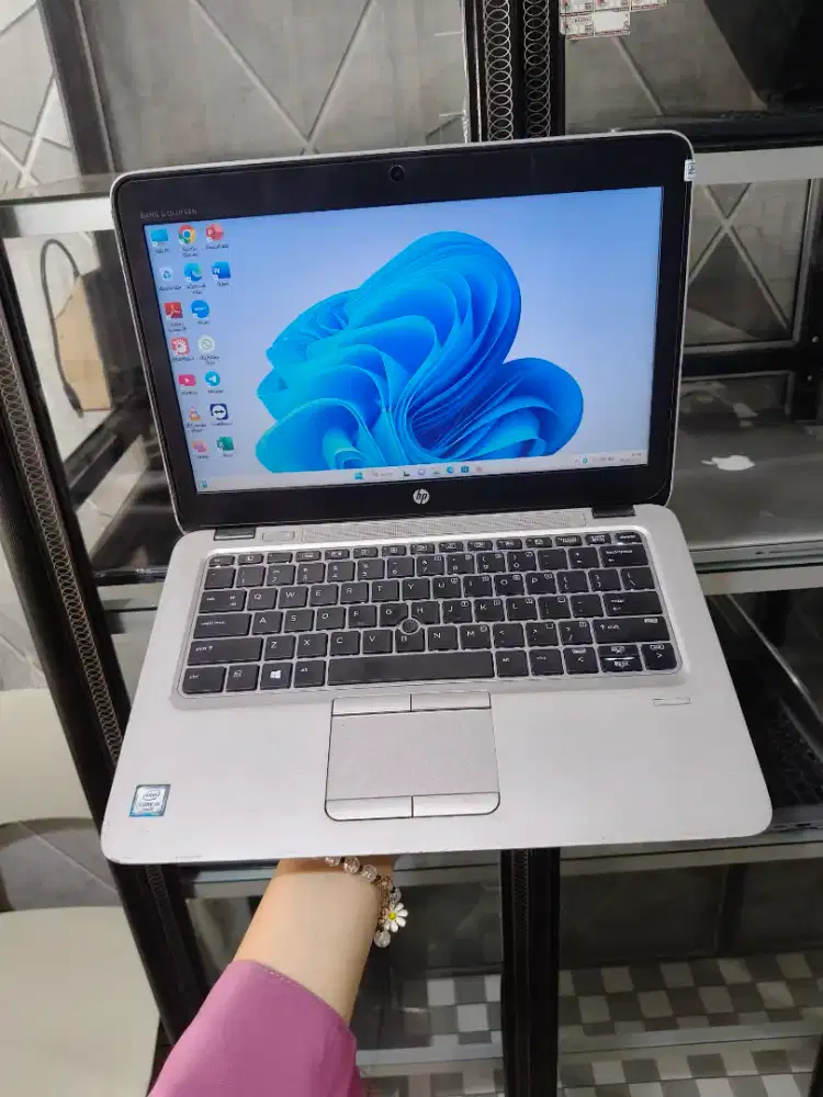 HP 820 G3, core i5 gen 6, 4GB/128GB