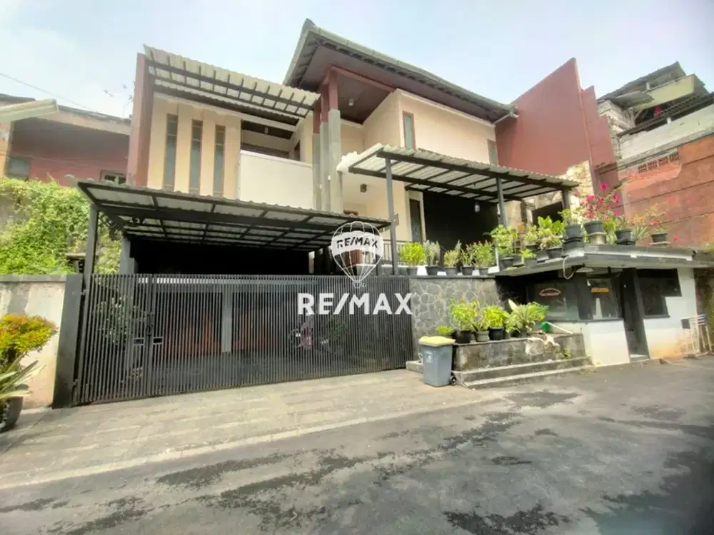 DIJUAL/DISEWAKAN RUMAH MEWAH  DI BINTARO SEKTOR 9 ADA KOLAM RENANG