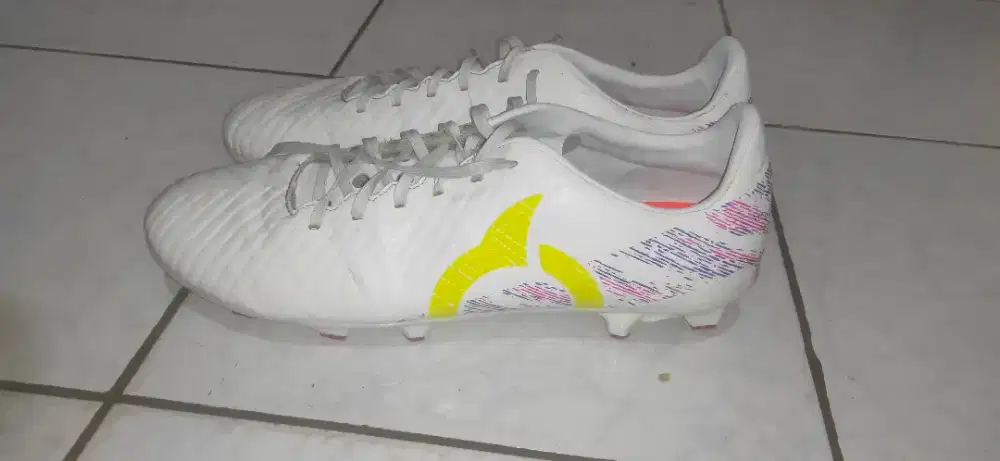 Sepatu bola ortuseight
