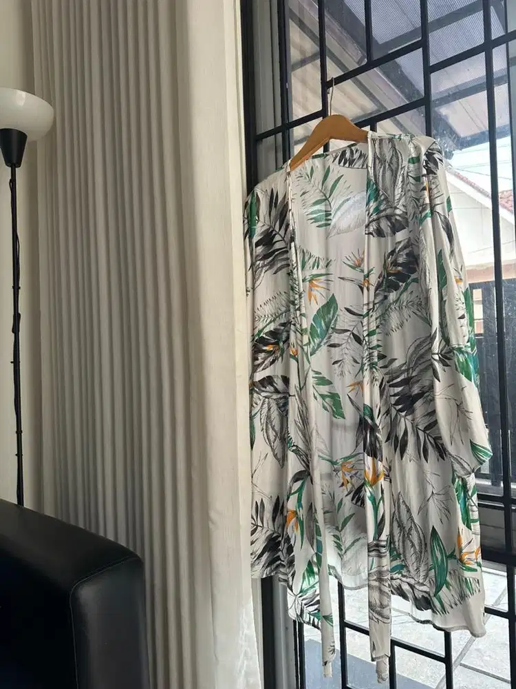 Outer/atasan putih motif daun
