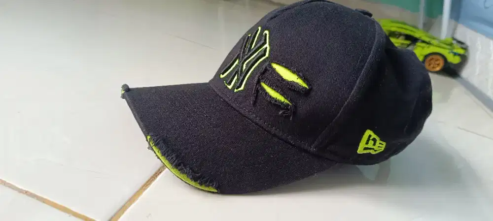 Topi NY motif robek