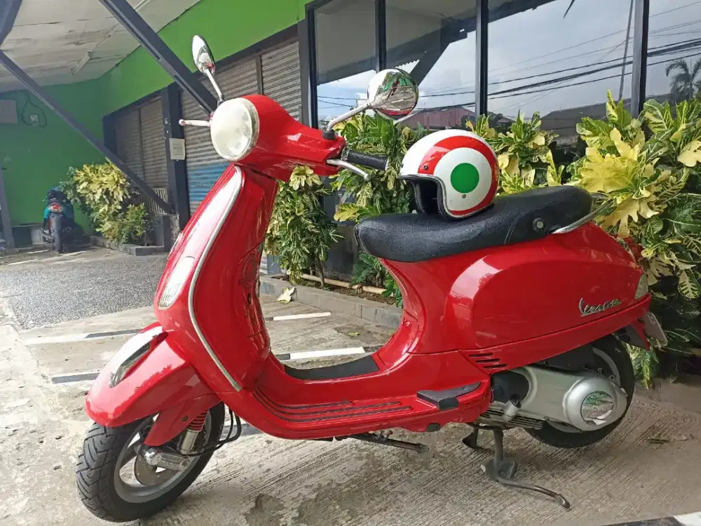 Motor Piaggio Vespa LX Merah Depok