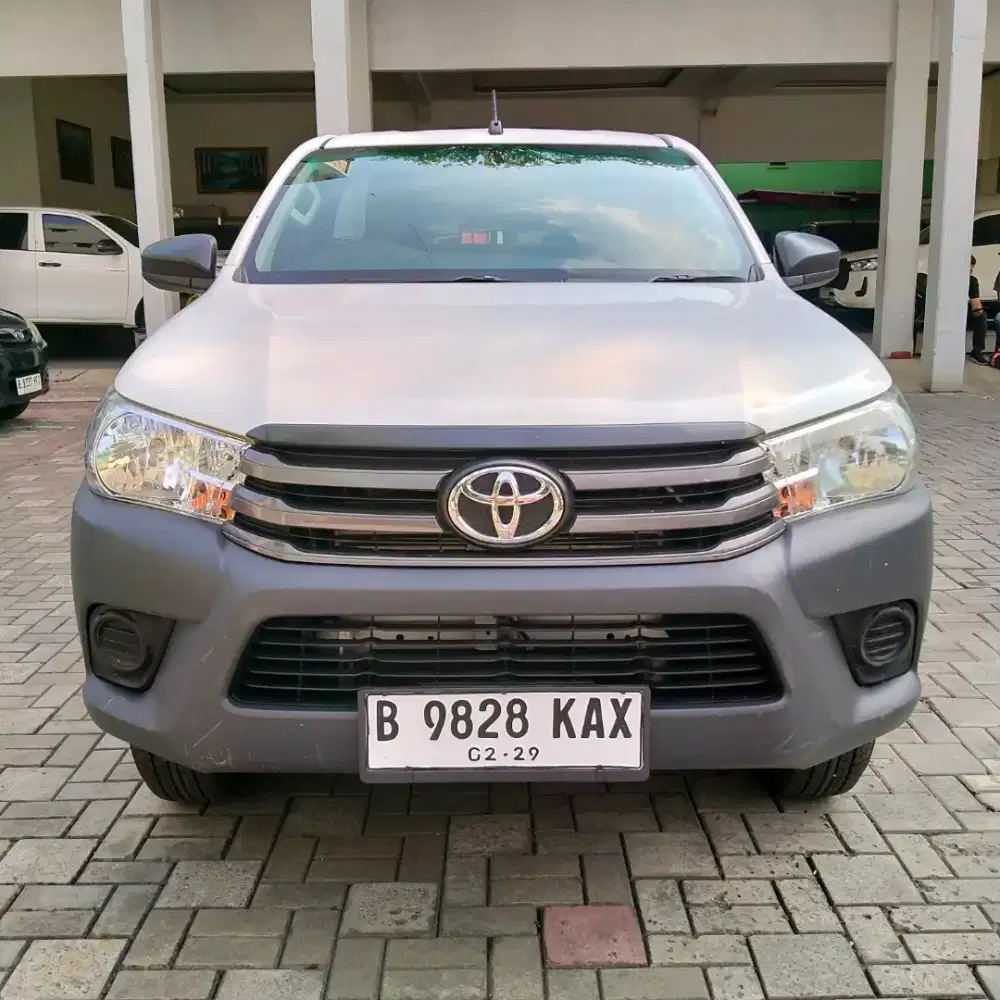TOYOTA HILUX SC 2.4 4X4 MT 2023