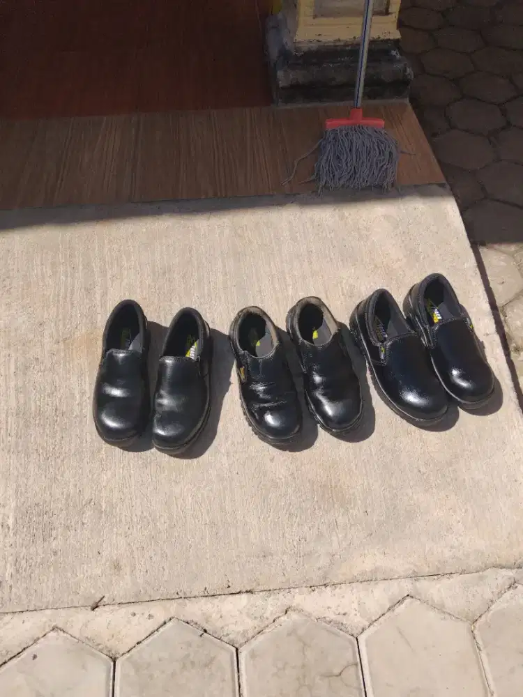Sepatu safety ukuran 43