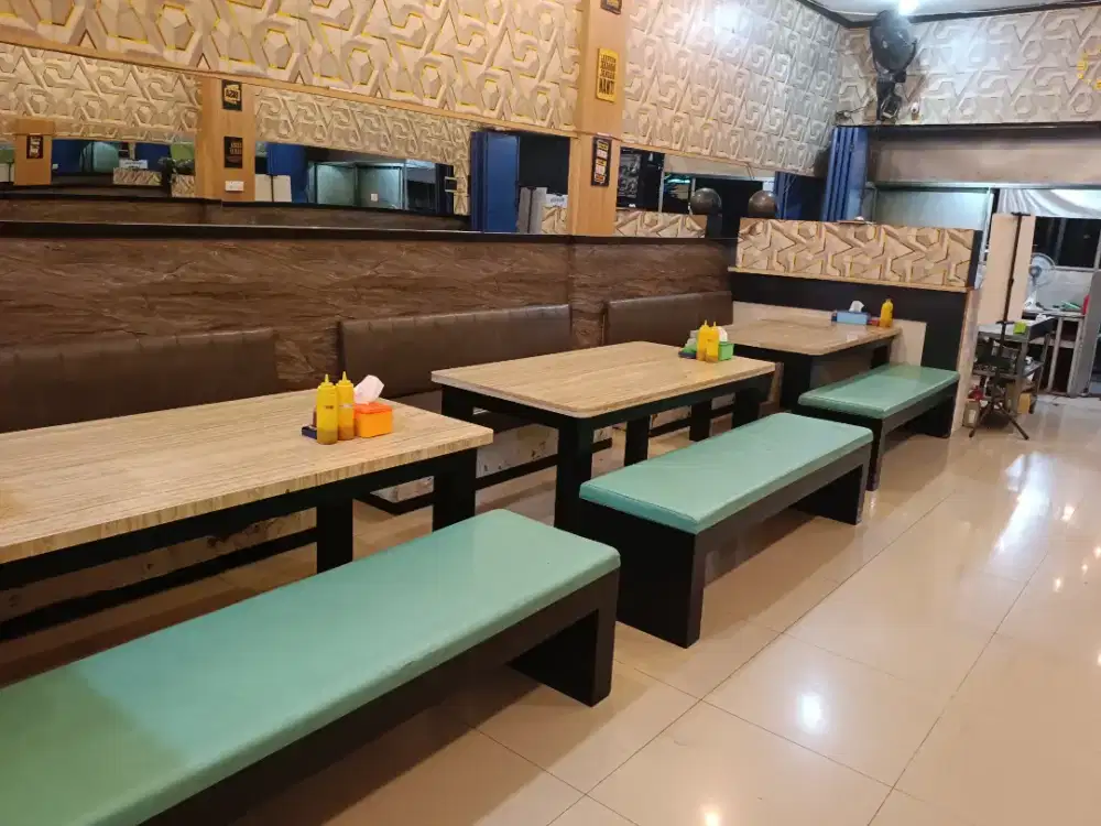 DIJUAL SHOWCASE 3 PINTU, SOFA PANJANG , MEJA KURSI KAYU ex RESTO