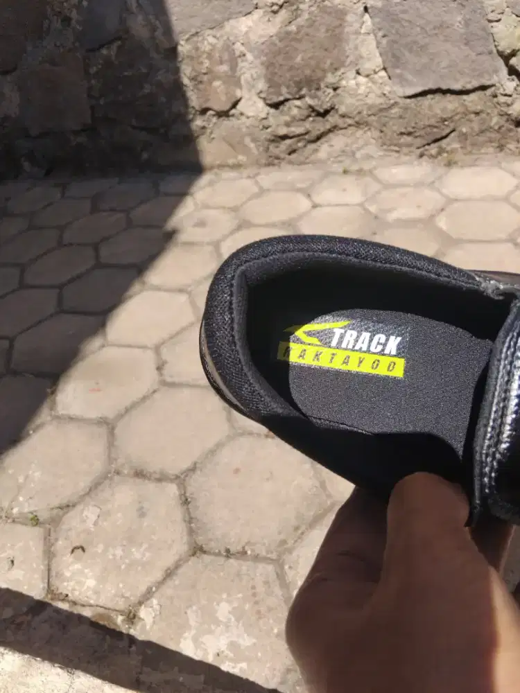 Sepatu safety ukuran 43