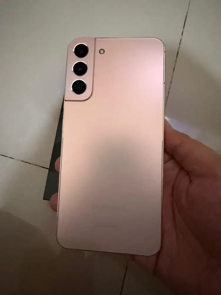 Samsung Galaxy S22 plus Pink