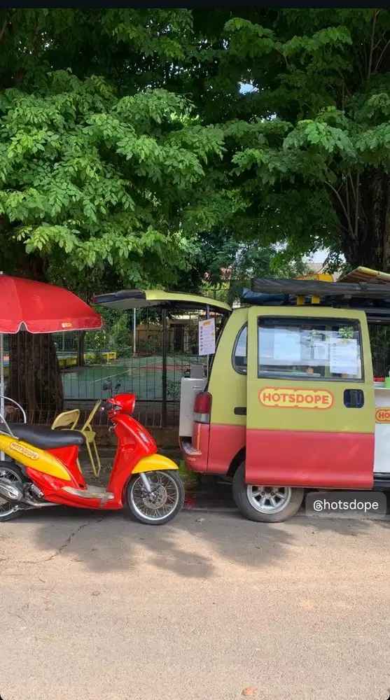 Penjaga outlet hotdog dan burger