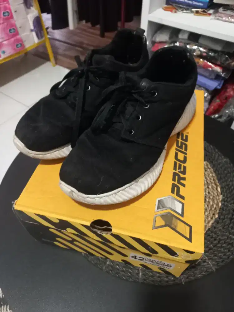 Sepatu bekas precise size 42