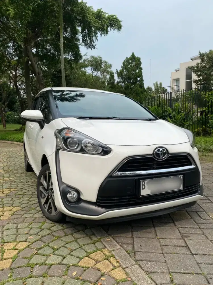 Toyota sienta 1.5 V at 2018