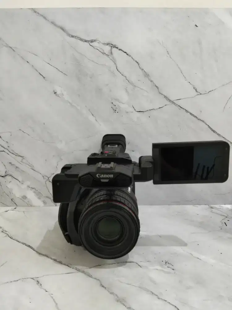 IKLAAN KAMERA CANON XF 605