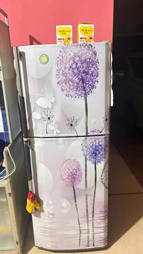Sharp kulkas 2 pintu (Big freezer) kondisi masih baik dan dingin