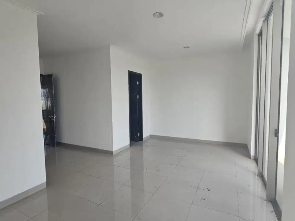 Dijual Cepat Rumah di Pik 2, Ukuran 8X25m2,Ada 5 Unit AC, Tersewa Sampai Feb 2027, Harga : 7.5M