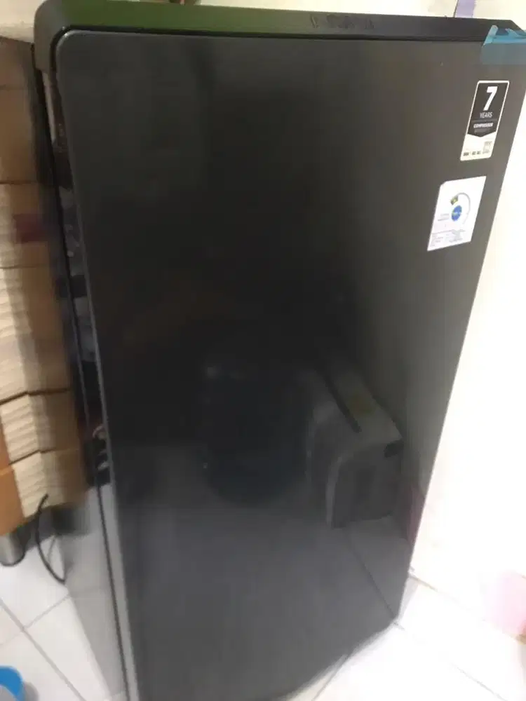 DIJUAL KULKAS 1 pintu merek aqua msh mulus no minus