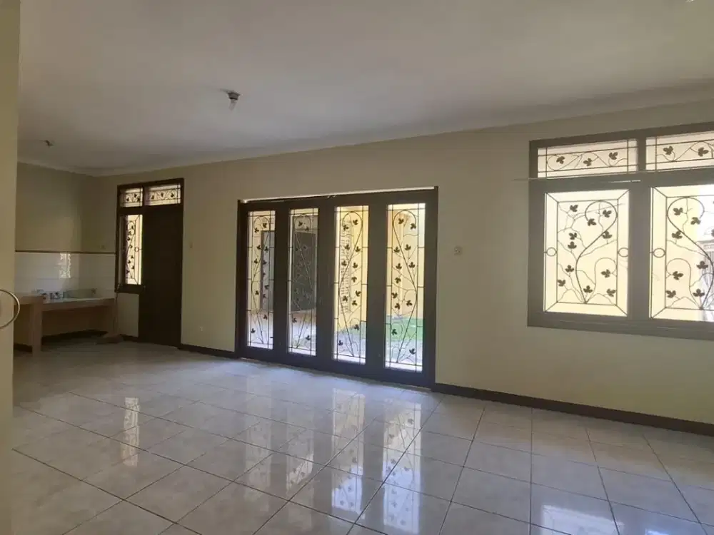 Disewakan Rumah Kota Baru Parahyangan. Posisi Hook. Asri dan Terawat. Siap Huni