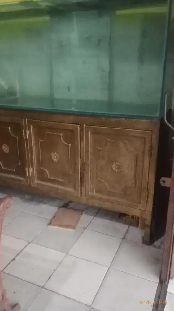 Aquarium besar 2 meter + lemari klasik kokoh - siap pakai