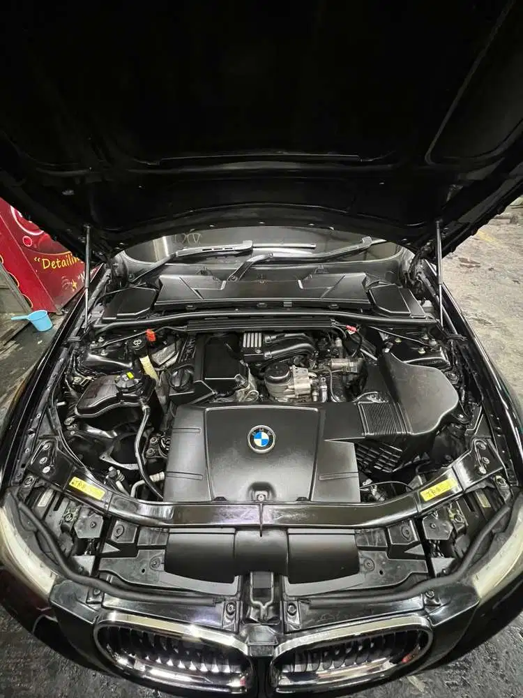 BMW 320i 2009 Bensin