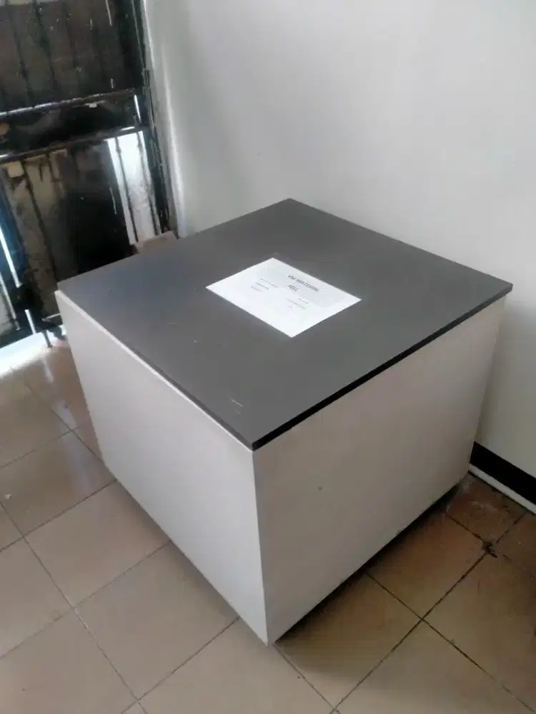 Meja bekas seperti baru