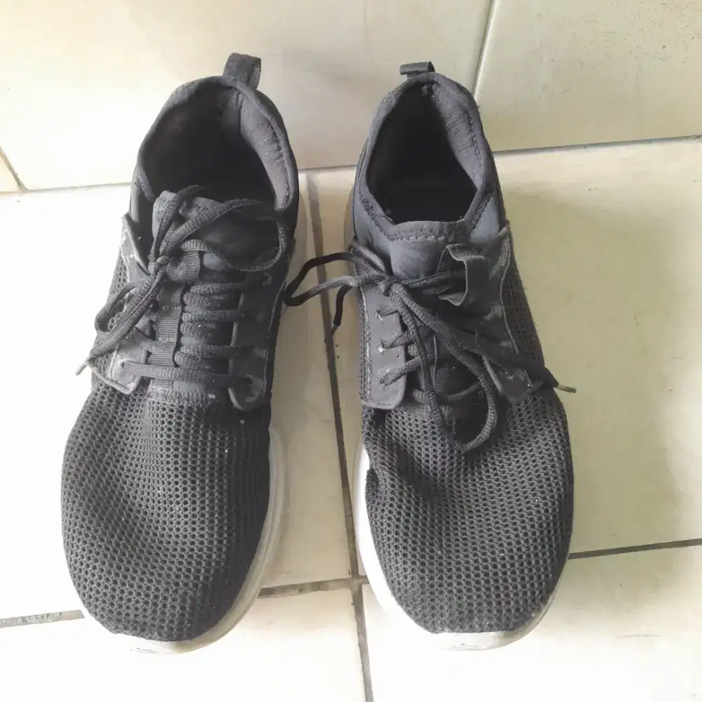 Skechers Sepatu Pria Ukuran 42