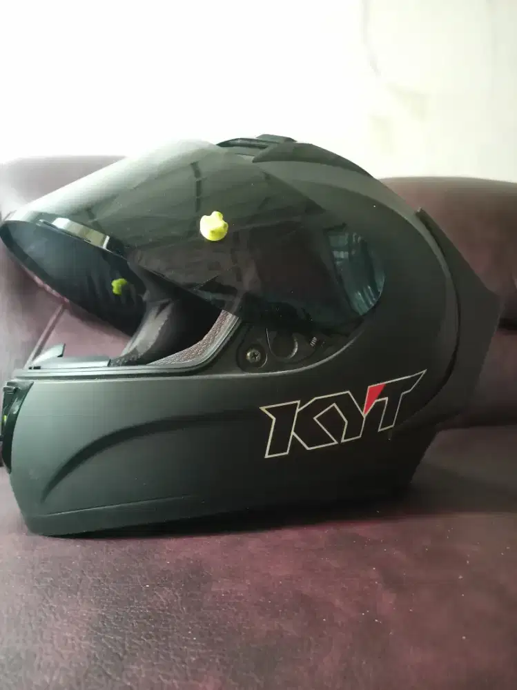 Helm KYT R10 hitam doff