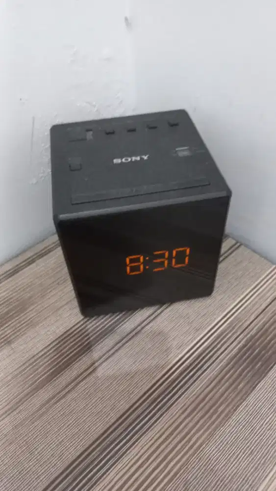 Jam/ alarm meja Sony