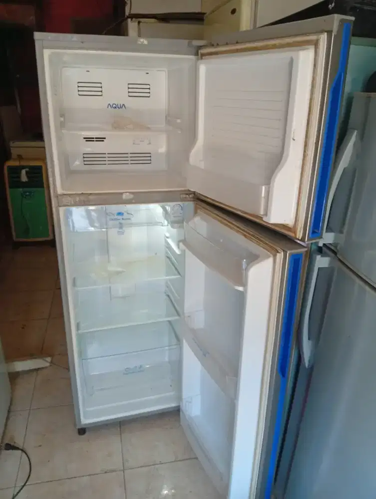 Kulkas bekas 2 pintu Mer Agua atas bw dingin