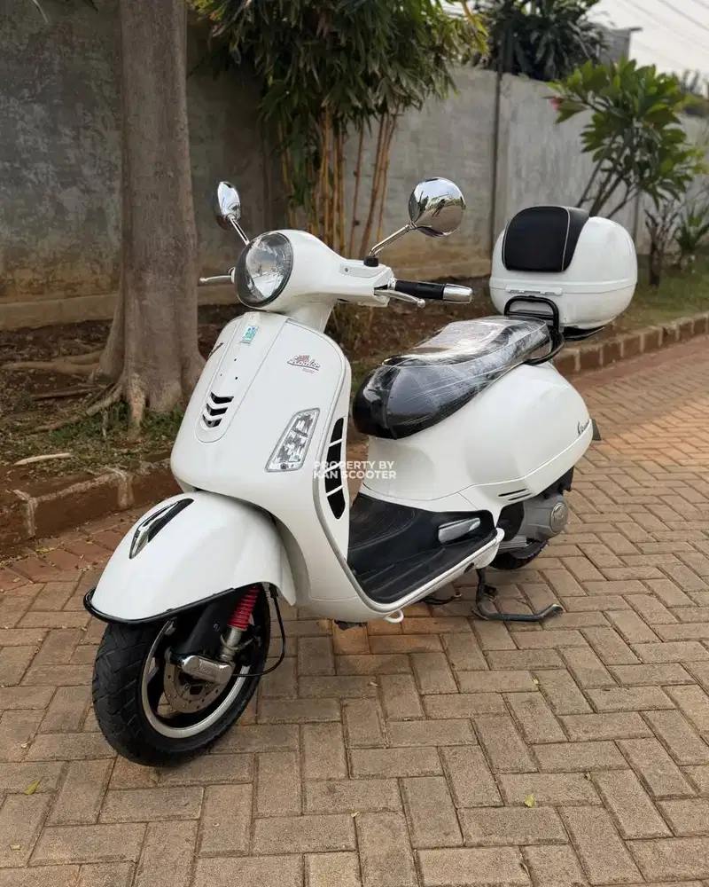JUAL MURAH VESPA GTS 150 3V 2014 MULUS
