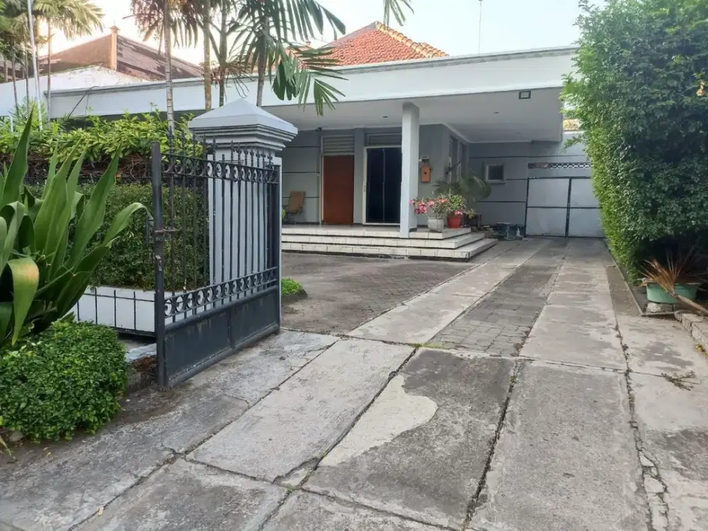 DIjual rumah tinggal / usaha siap pakai jalan kapuas surabaya