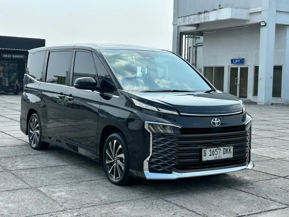 TOYOTA VOXY 2.0 2022 KM LOW!!