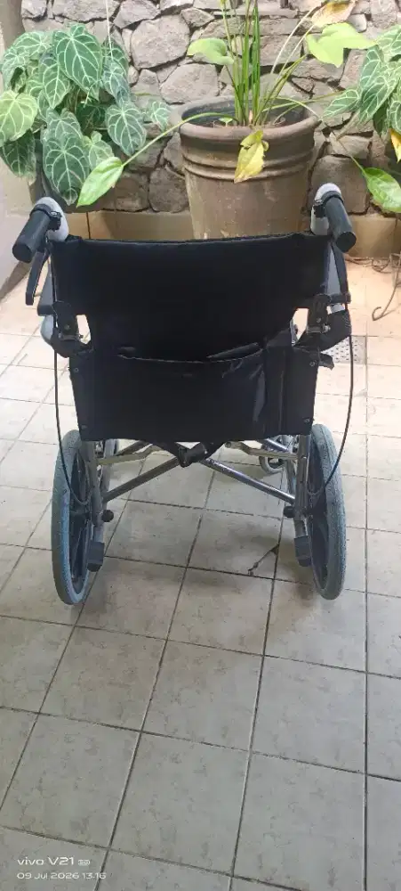 Kursi roda untuk orang rua