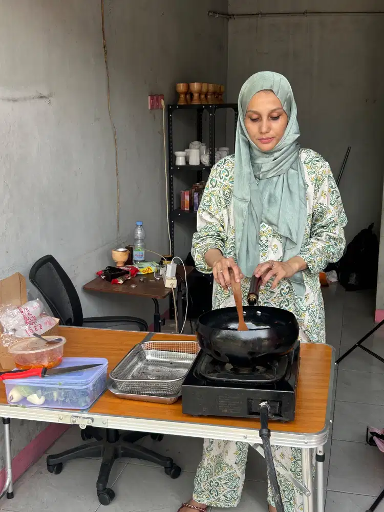 Jaga toko nasi dan dupa