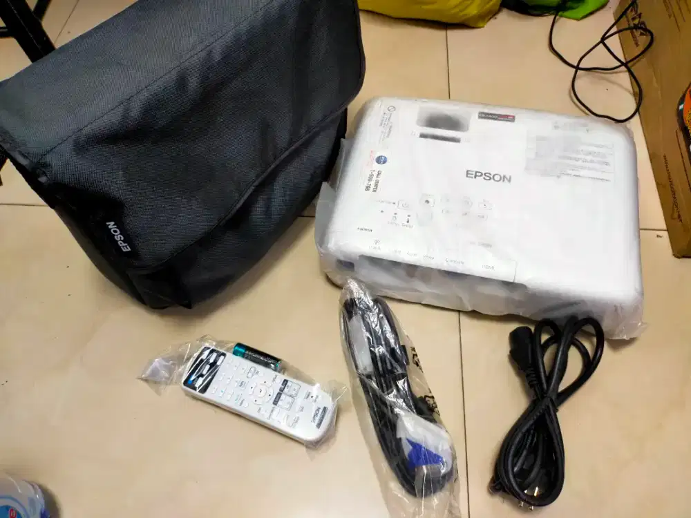 Dijual proyektor Epson EB-X400 Pemakaian 150jam Lengkap kayak baru HDM